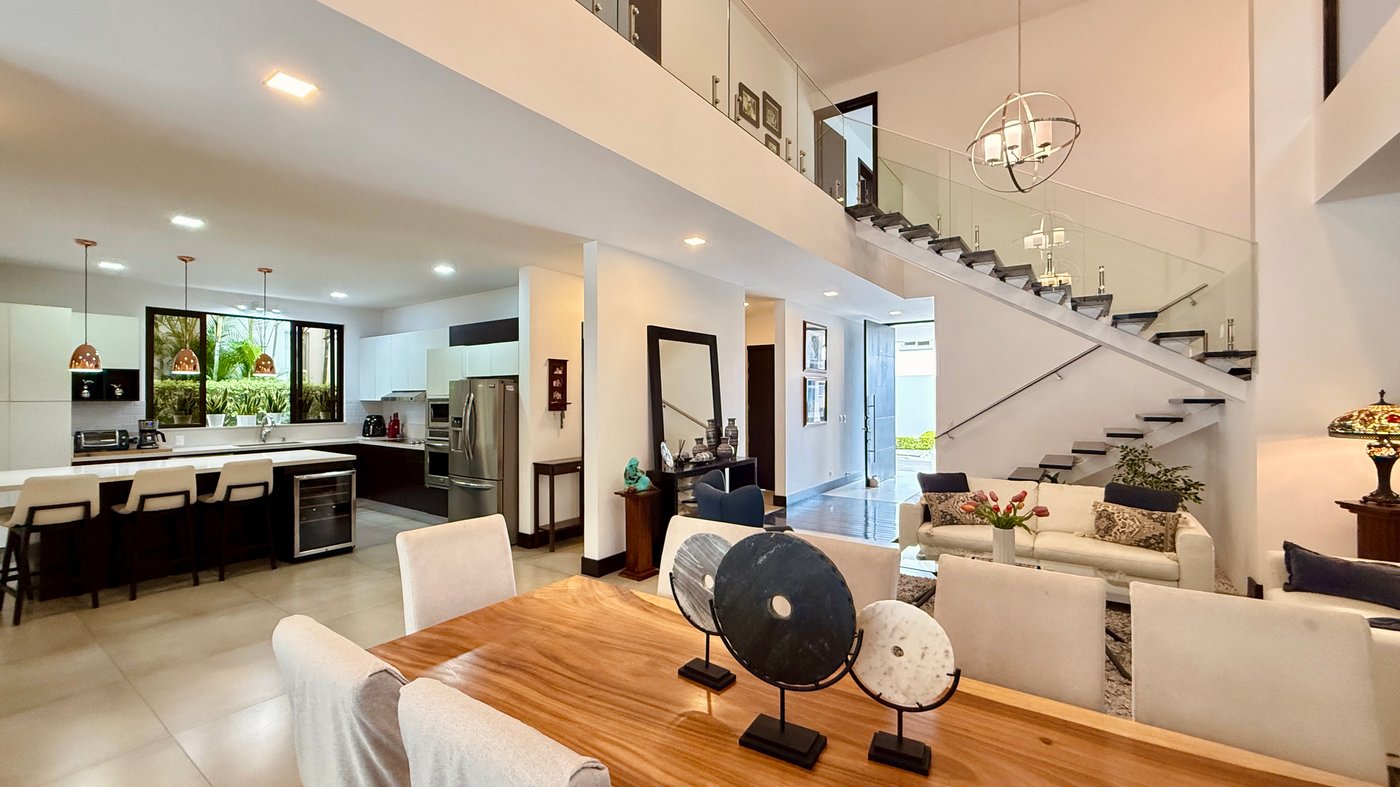casa en venta en santa ana sala comedor
